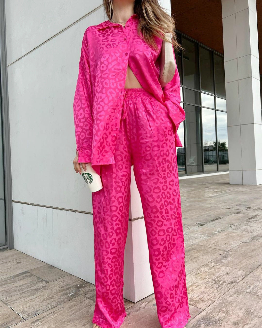 Stilla | Outfit Skjorte og Bukser i trykt Satin Leopard