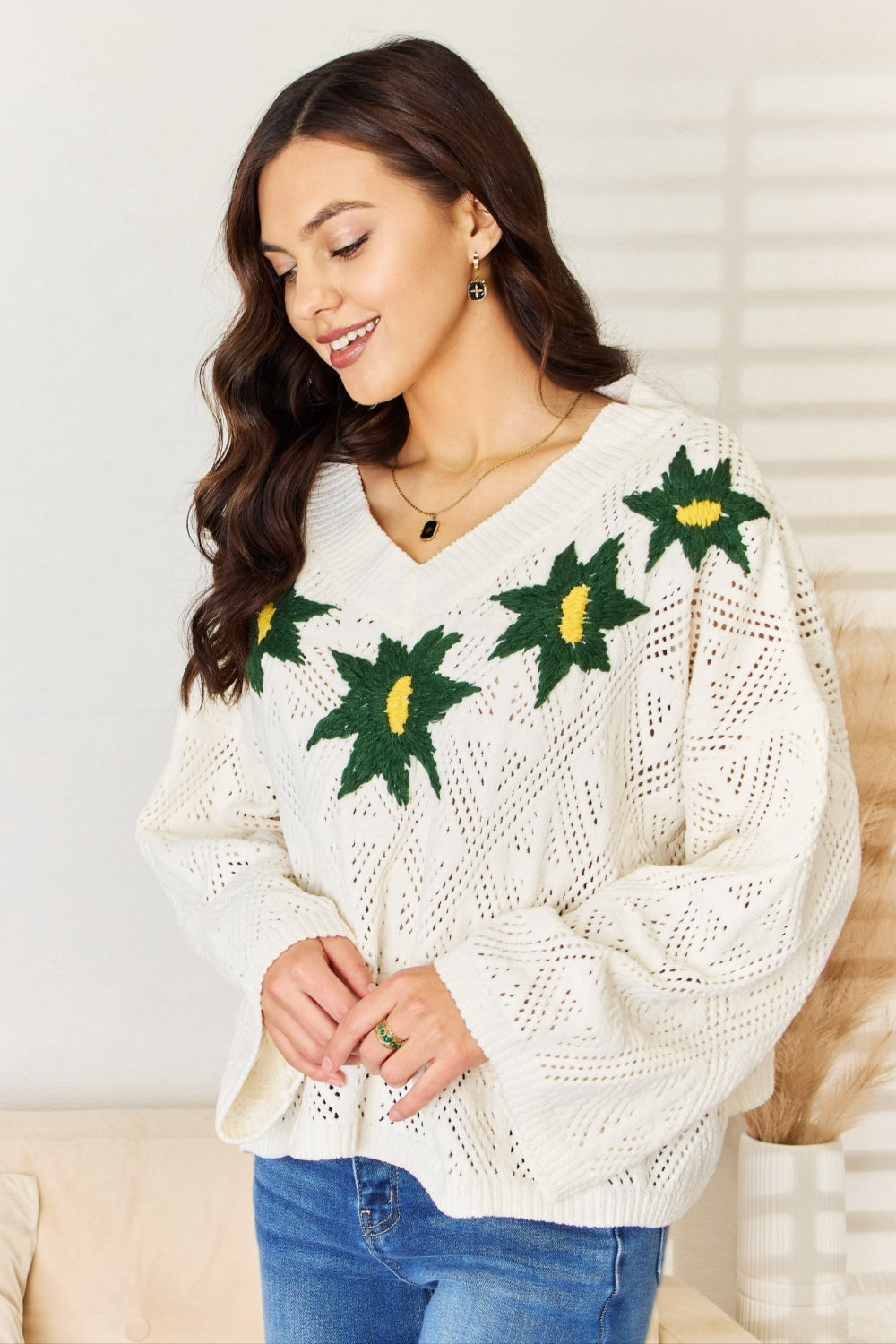 Stilla | Floral Broderet Mønster V-Hals Sweater