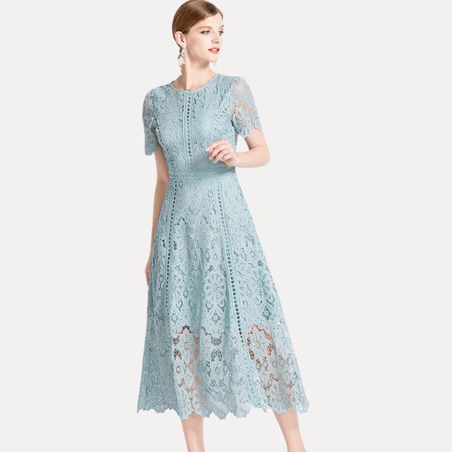 Stilla | Raffineret blonde midikjole med talje accentuering