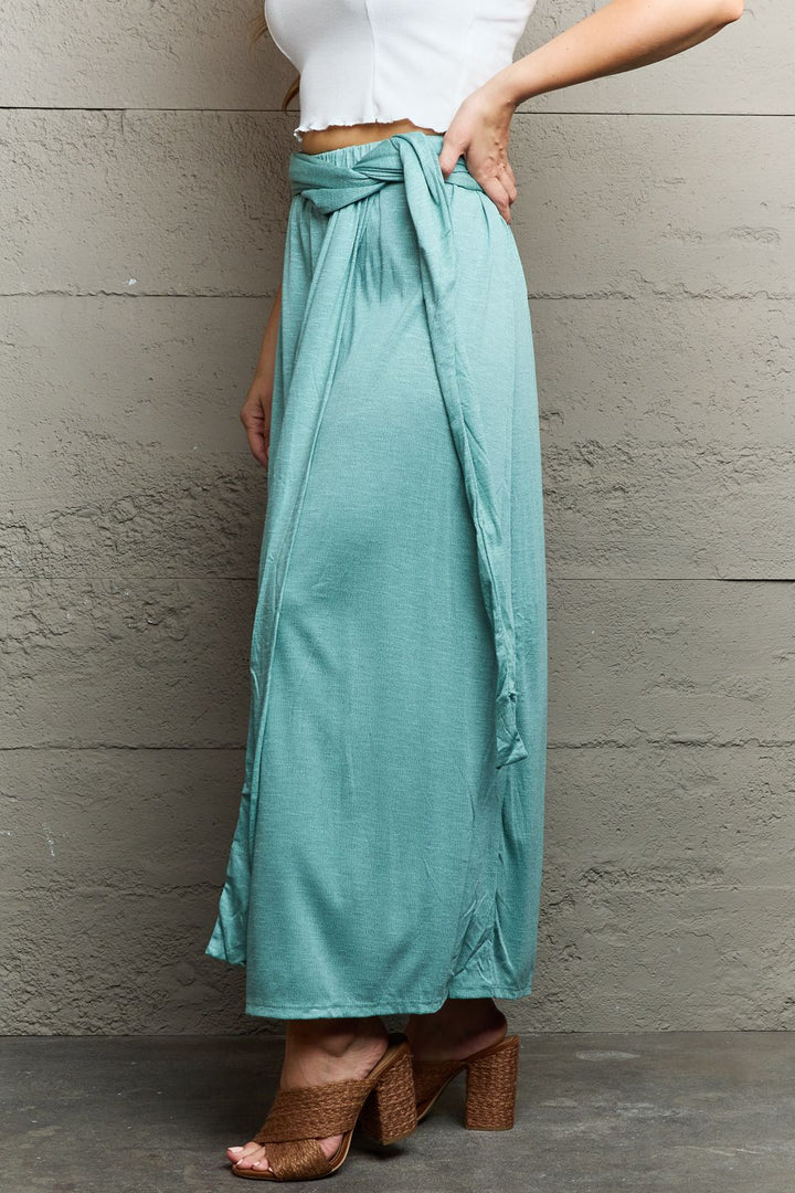 Stilla | Kend Din Værdi Criss Cross Halterneck Maxi Kjole