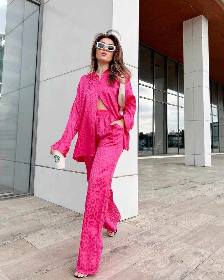 Stilla | Outfit Skjorte og Bukser i trykt Satin Leopard