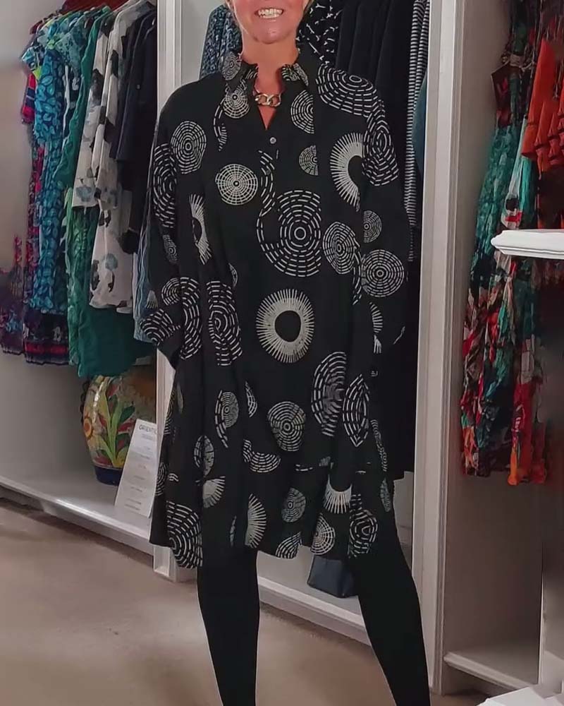 Stilla | Kjole med revers og geometrisk print