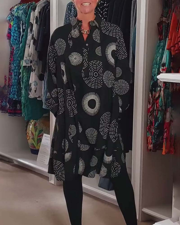 Stilla | Kjole med revers og geometrisk print