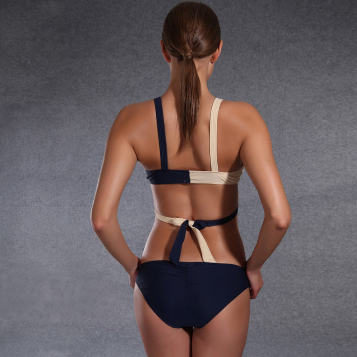 Dame bikini med asymmetrisk design og dyb udskæring Skovae