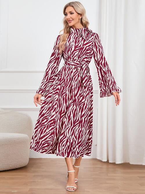 Stilla | Print Bindefront Ruffle Trim Kjole