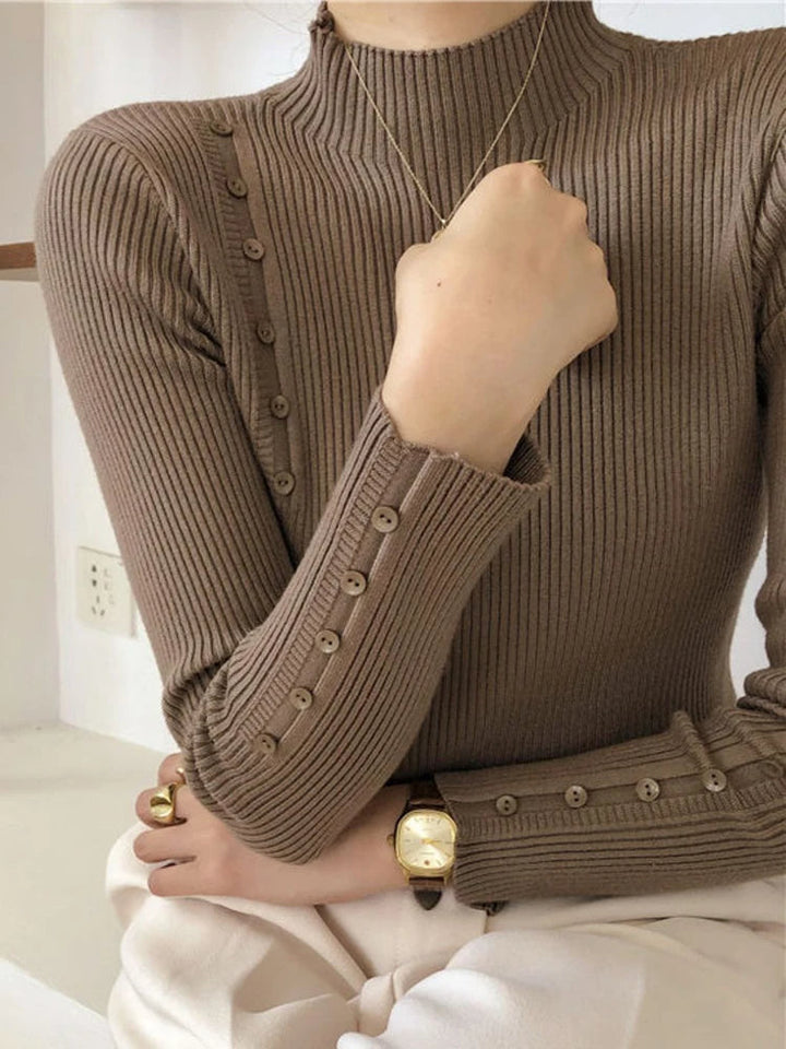 Stilla | Elegant sweater med pyntknapper og ståkrave