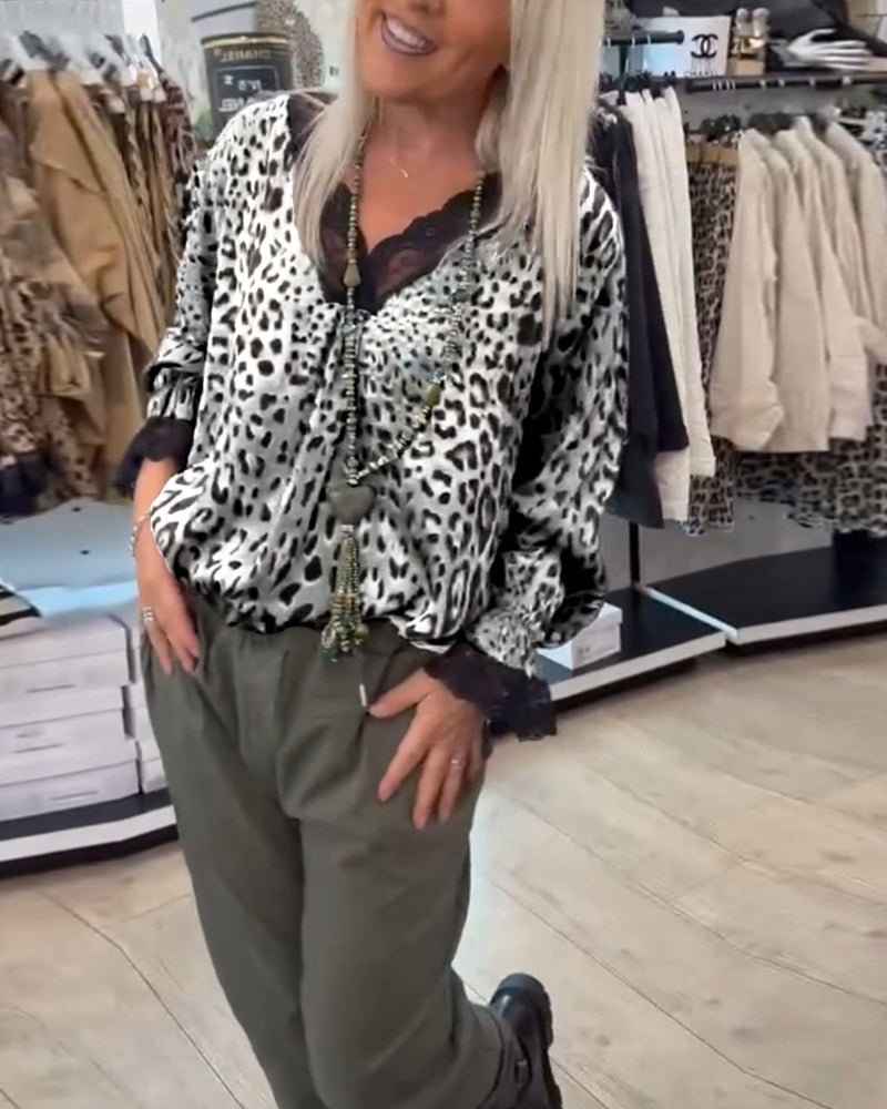 Stilla | Bluse med leopardmønster og V-udskæring samt patchwork-spids