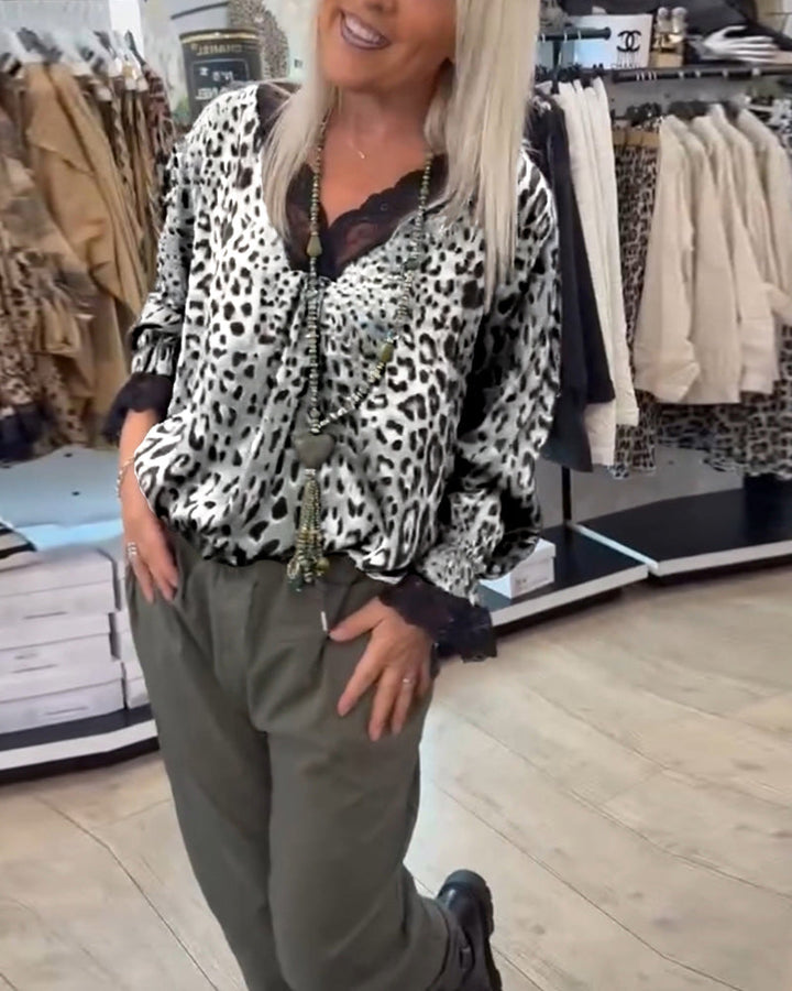 Stilla | Bluse med leopardmønster og V-udskæring samt patchwork-spids