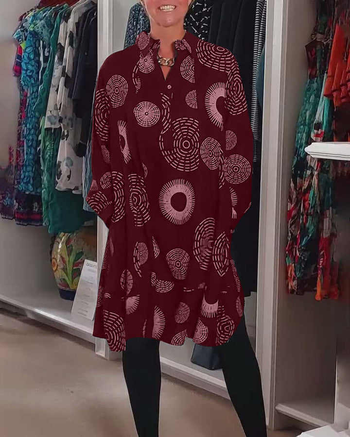 Stilla | Kjole med revers og geometrisk print