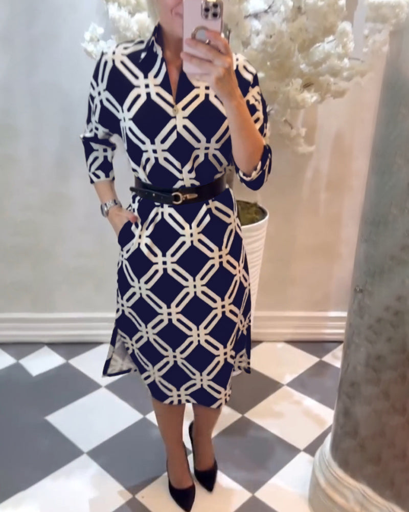 Stilla | Kjole med Geometrisk Print og Sidestykke Slids