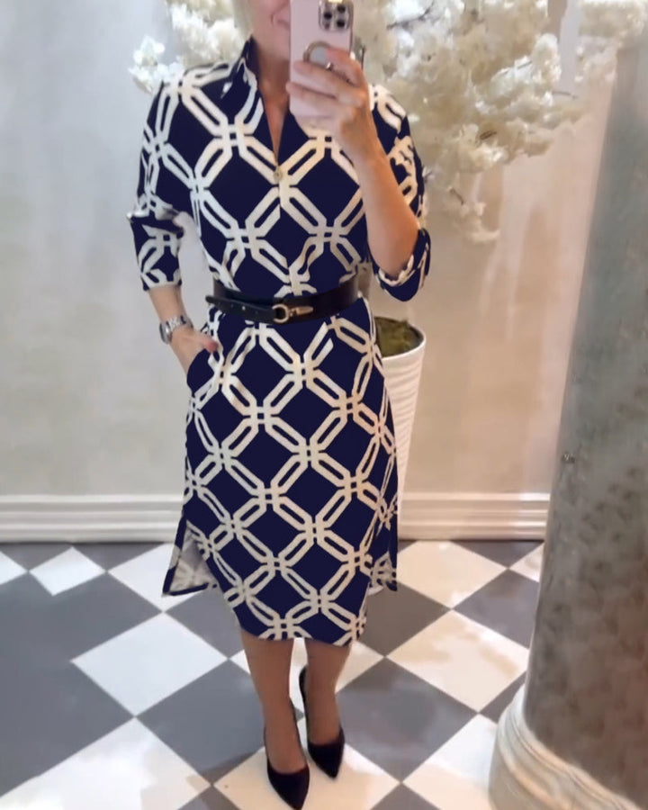 Stilla | Kjole med Geometrisk Print og Sidestykke Slids