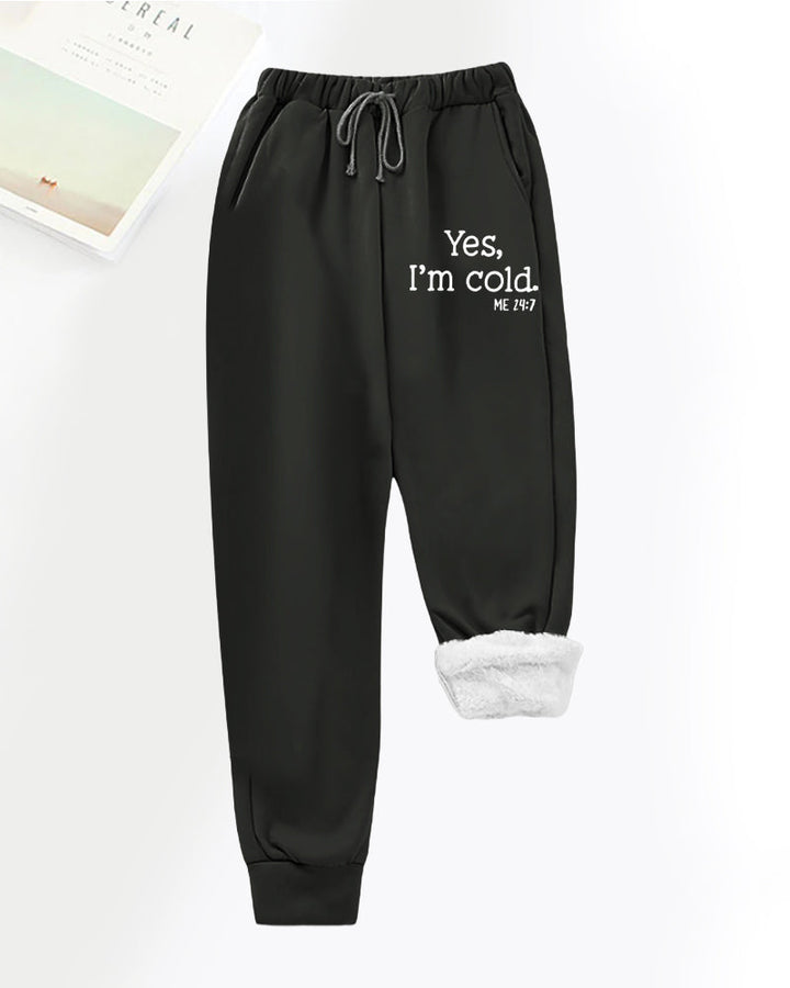 Stilla | I fleece med bogstavtryk