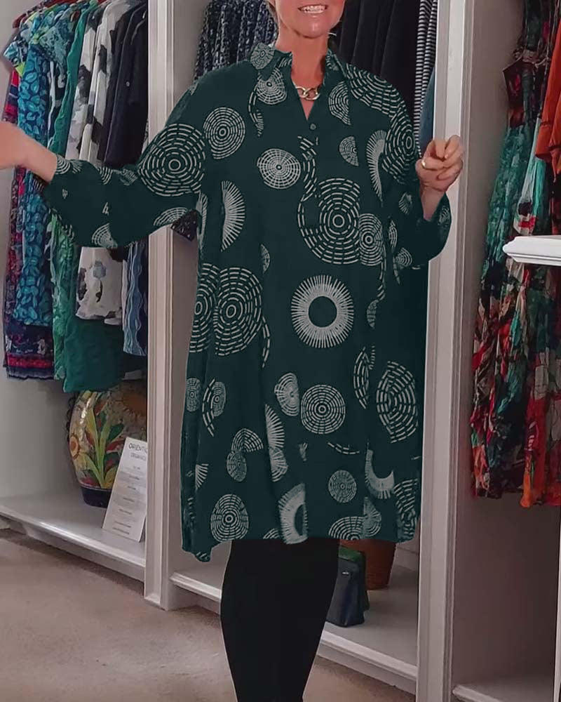 Stilla | Kjole med revers og geometrisk print