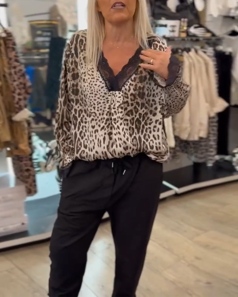Stilla | Bluse med leopardmønster og V-udskæring samt patchwork-spids
