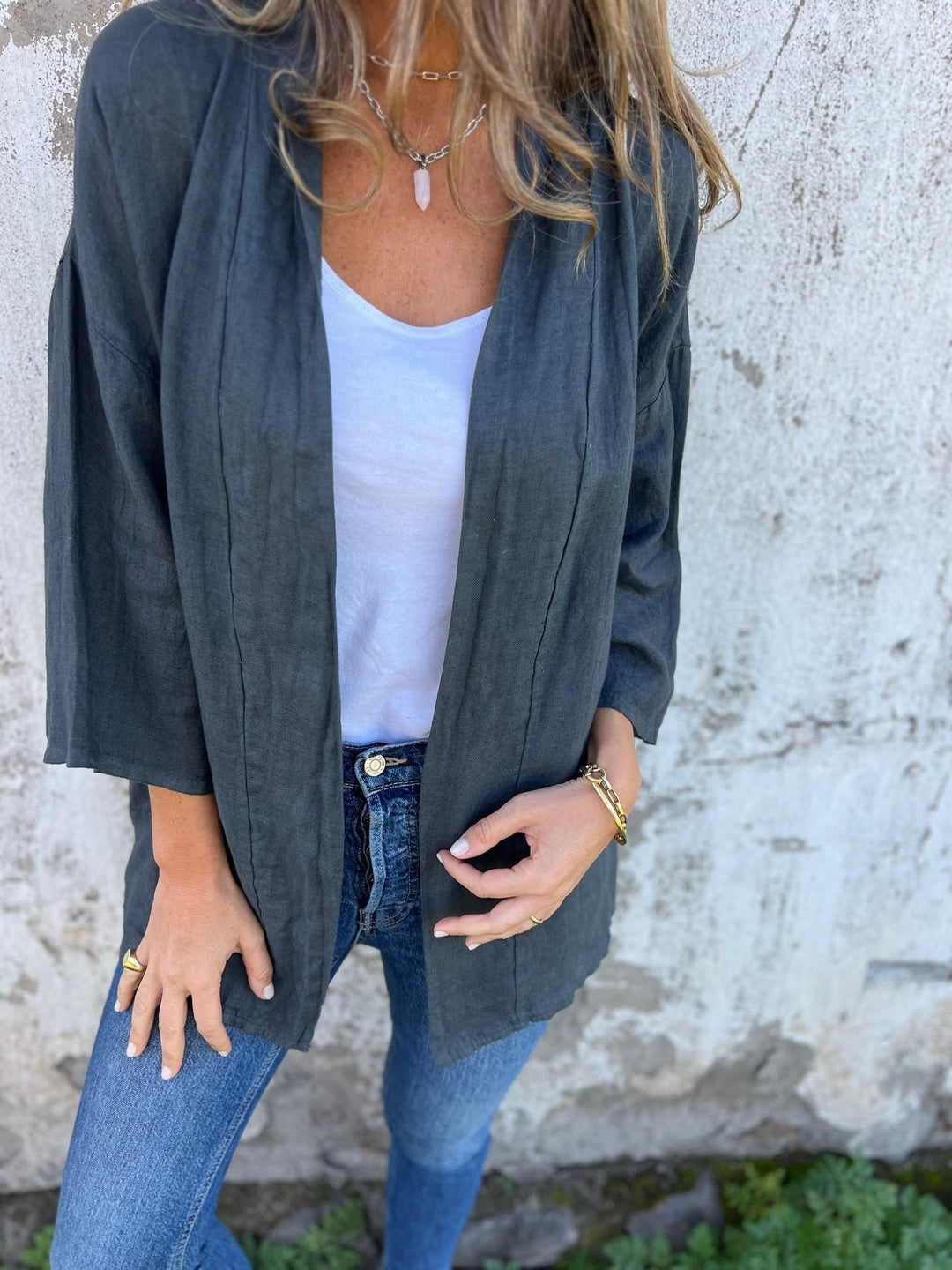 Stilla | Linned cardigan med volanger og 3/4-ærmer