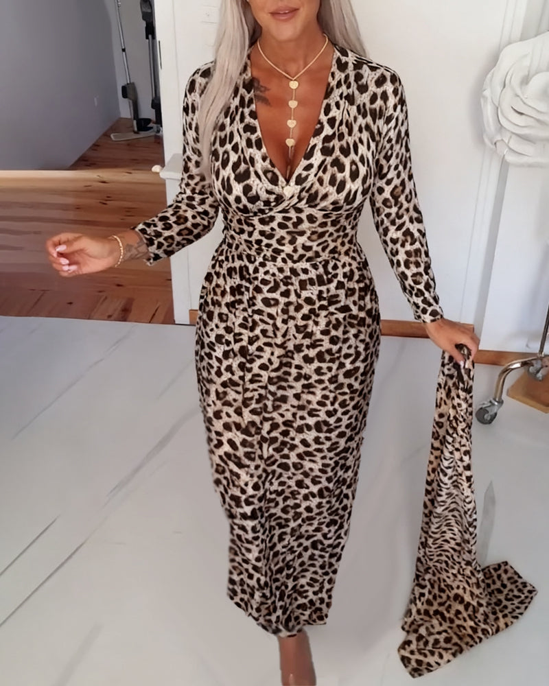 Stilla | Dyb V-udskæring og leopardprint på taljen