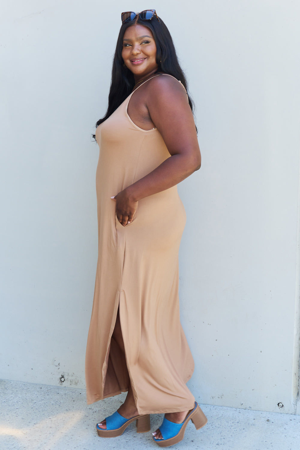 Stilla | Good Energy Full Size Cami Side Slit Maxi Kjole I Camel