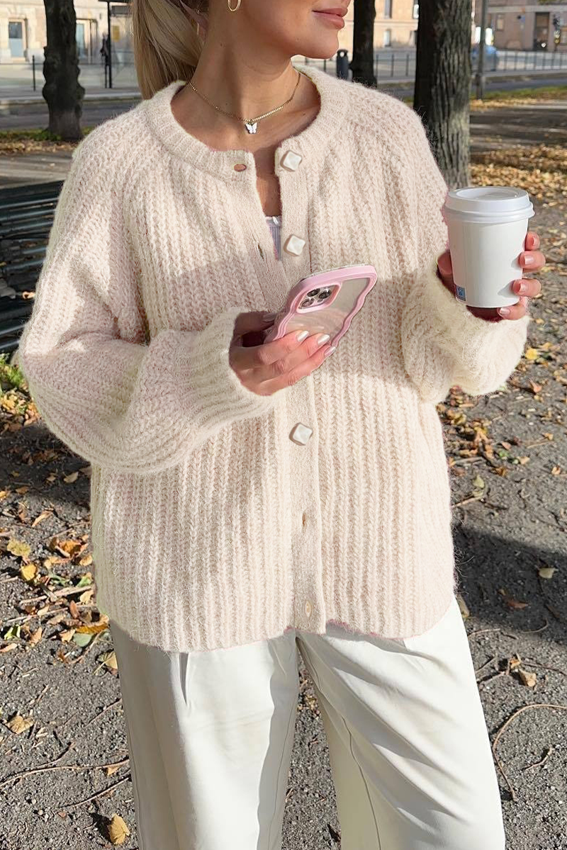 Stilla | Casual Striktrøje med Knapper og Rund Halsudskæring. Ydertøj