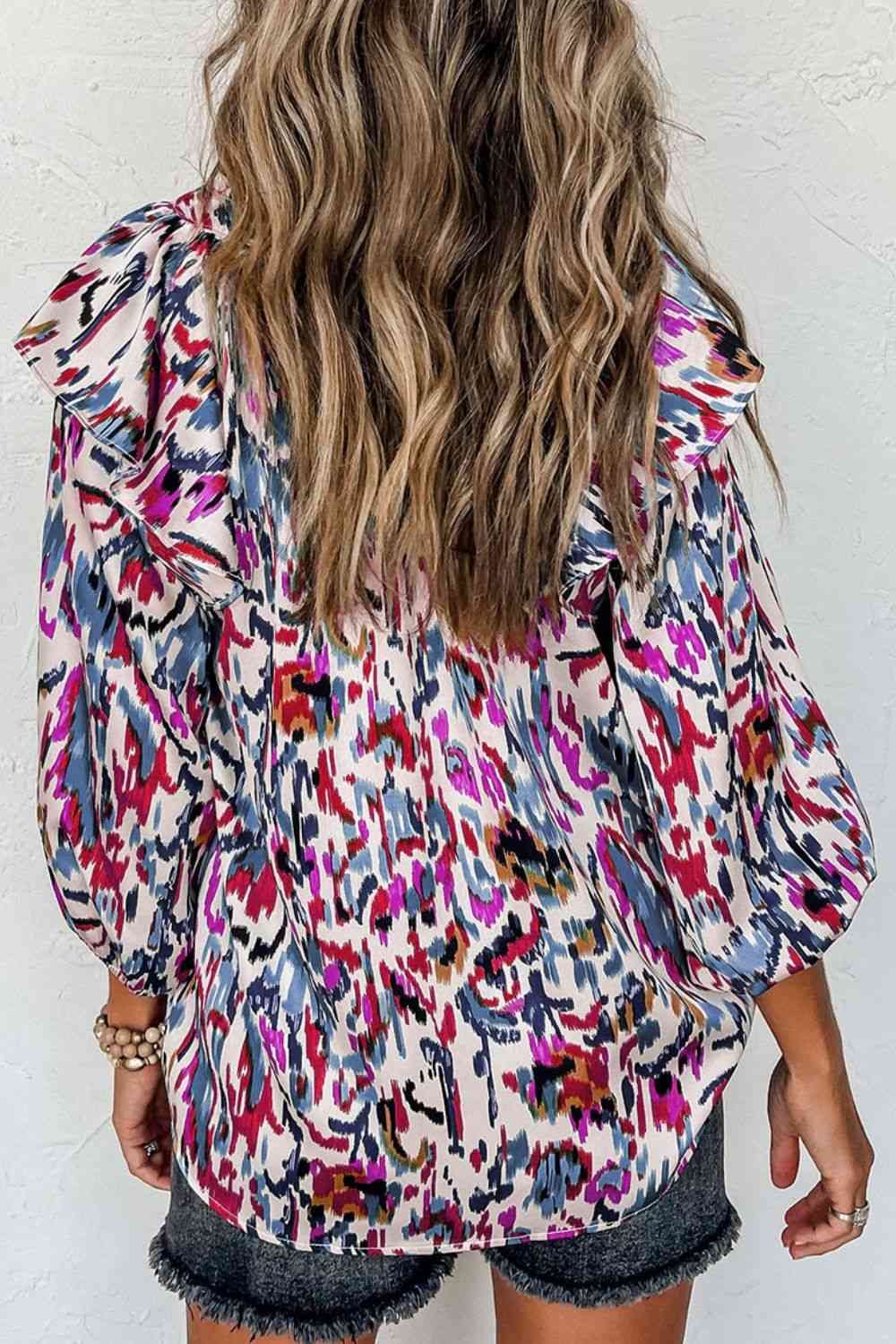 Stilla | Nochted Neck Ruffled Bluse