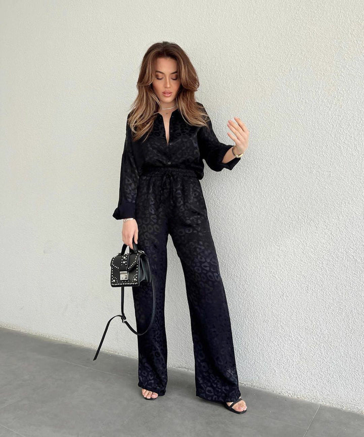 Stilla | Outfit Skjorte og Bukser i trykt Satin Leopard