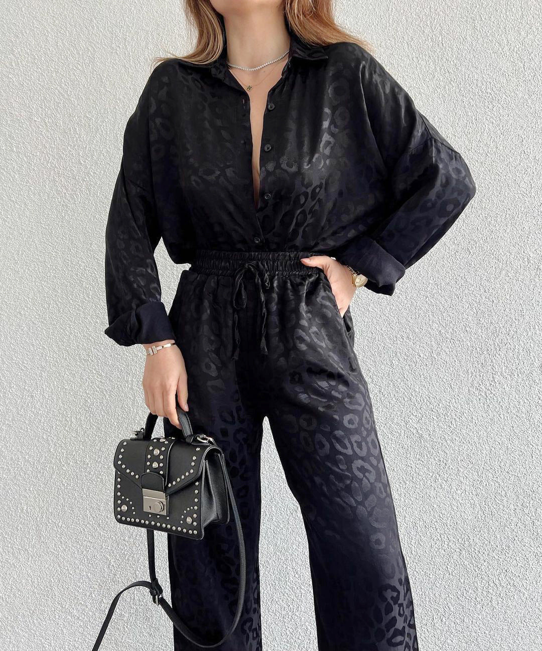 Stilla | Outfit Skjorte og Bukser i trykt Satin Leopard