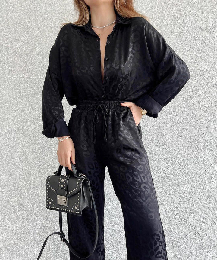 Stilla | Outfit Skjorte og Bukser i trykt Satin Leopard
