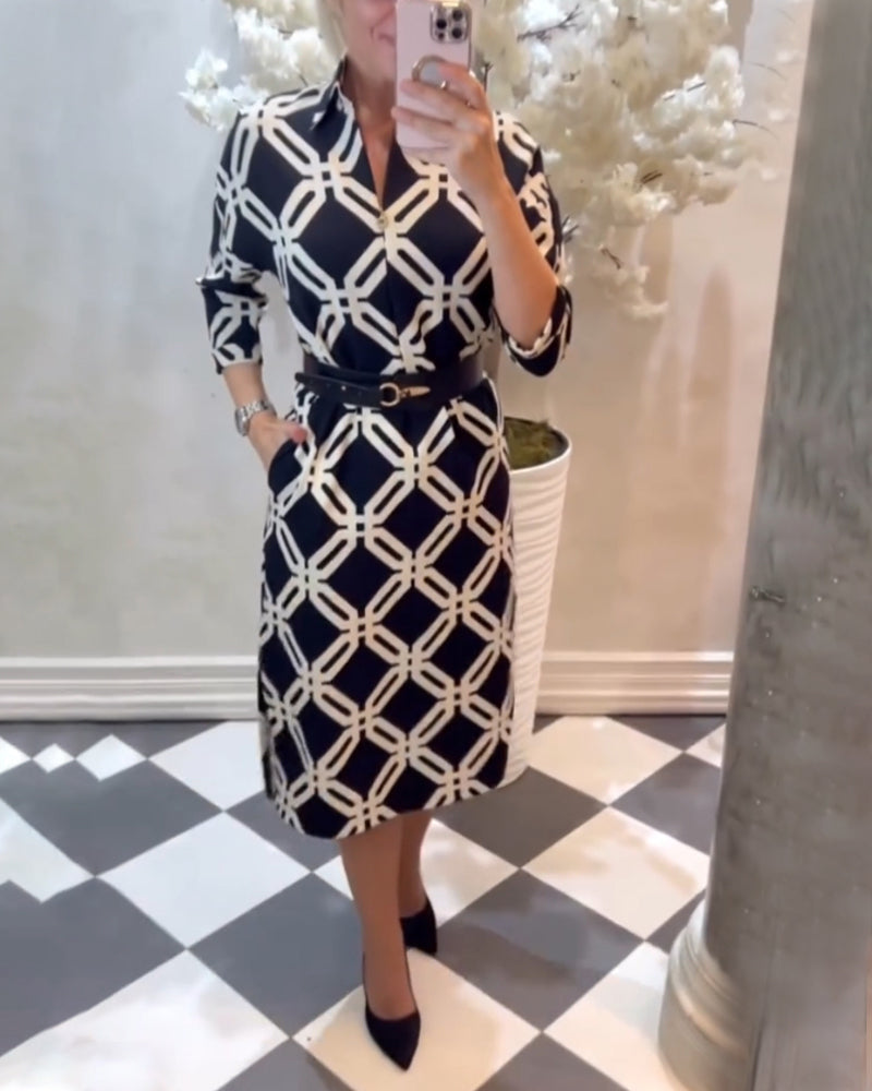 Stilla | Kjole med Geometrisk Print og Sidestykke Slids