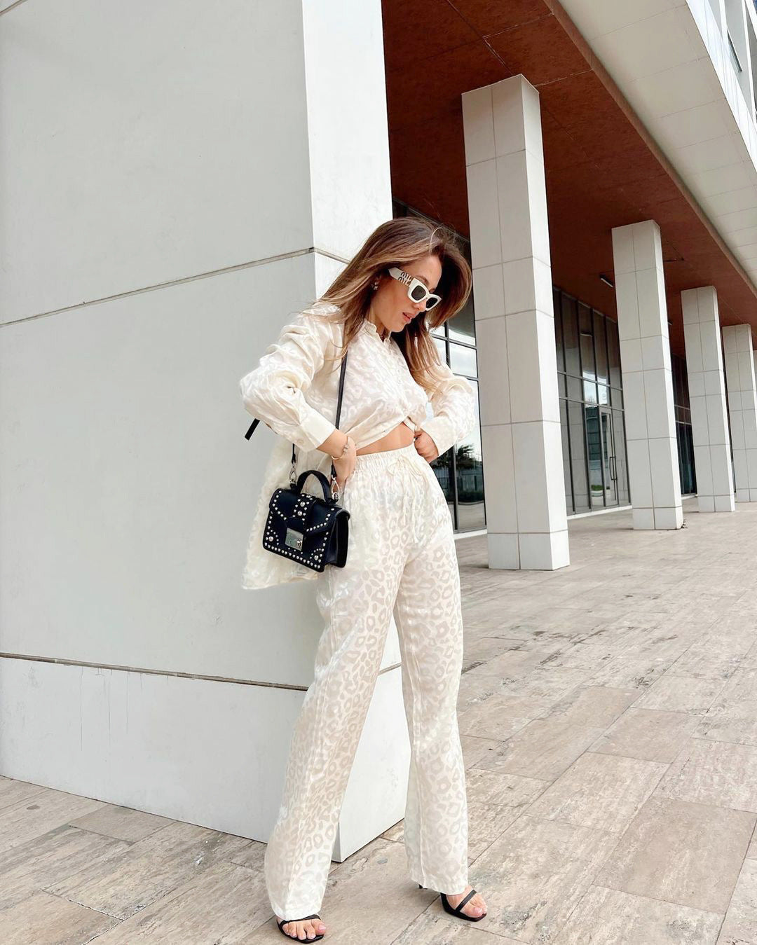 Stilla | Outfit Skjorte og Bukser i trykt Satin Leopard