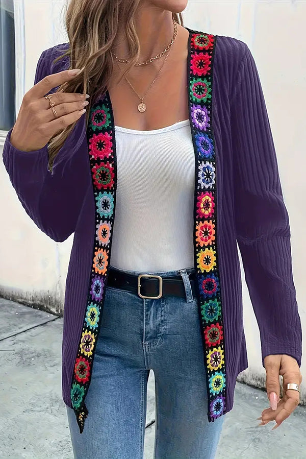 Stilla | Boho Strik Cardigan med Blomsterdetalje og Lange Ærmer