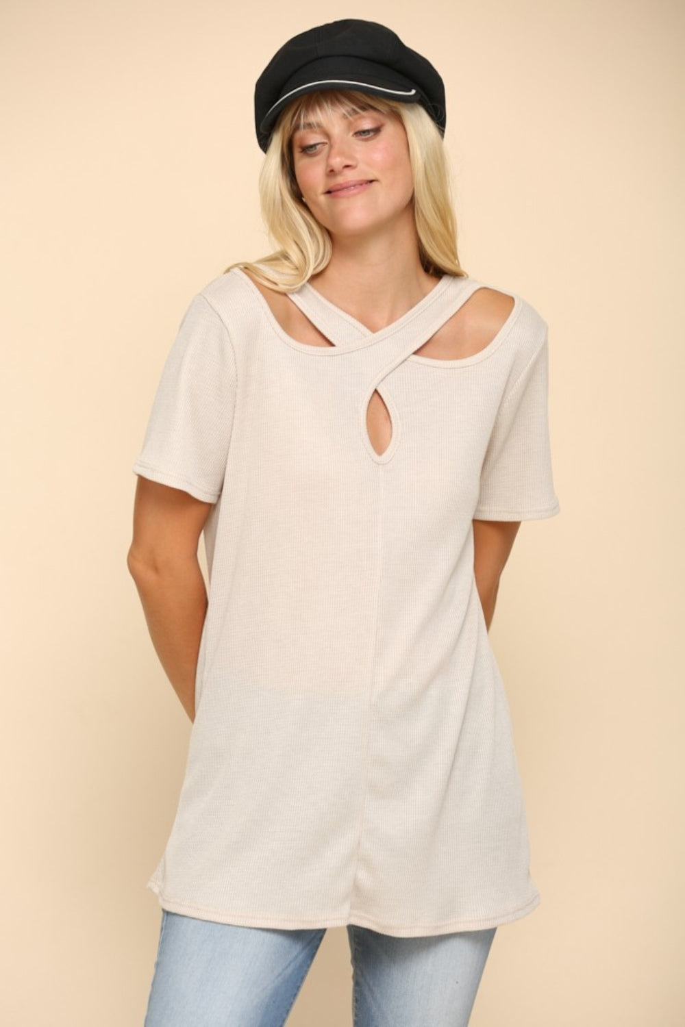 Stilla | Fuld størrelse Crisscross cutout kortærmet T-shirt