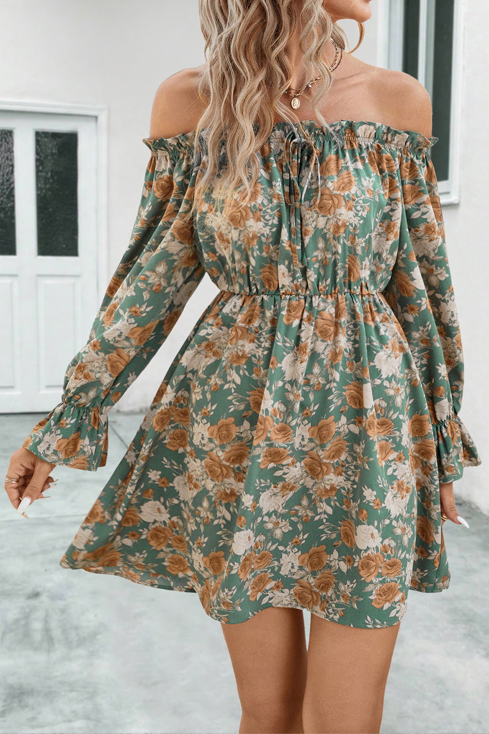 Stilla | Off-Shoulder Flounce Ærme Kjole