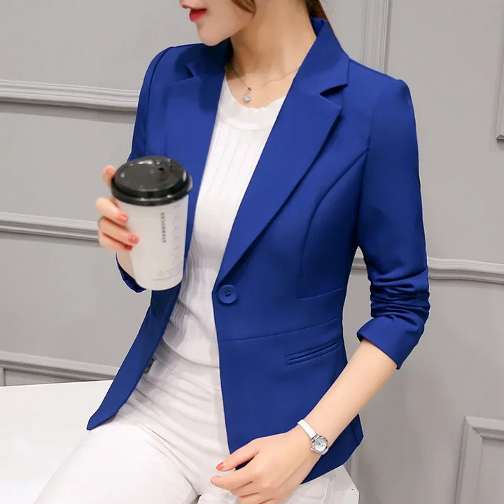 Stilla | Elegant Blazer Til Kvinder Med Knaplukning Ved Anklen