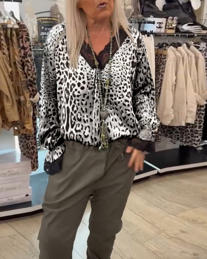 Stilla | Bluse med leopardmønster og V-udskæring samt patchwork-spids