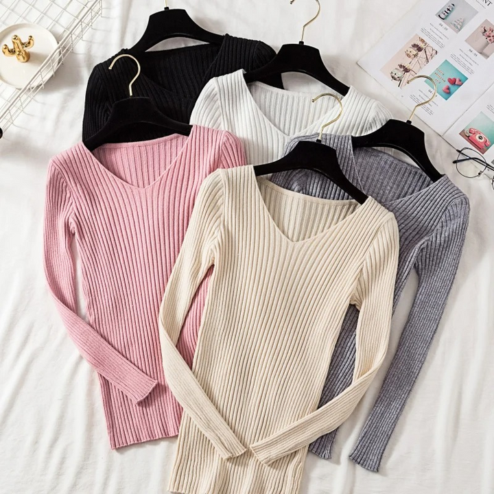 Stilla | Slim-fit-uppe med rib-v-udskæring til et smart look