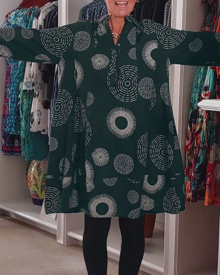 Stilla | Kjole med revers og geometrisk print