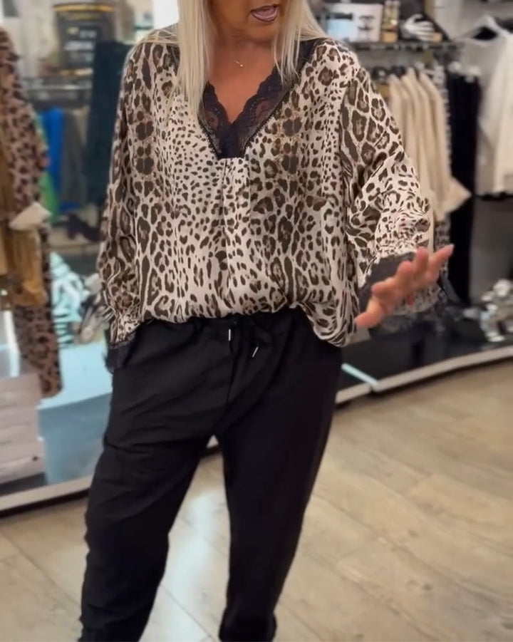 Stilla | Bluse med leopardmønster og V-udskæring samt patchwork-spids