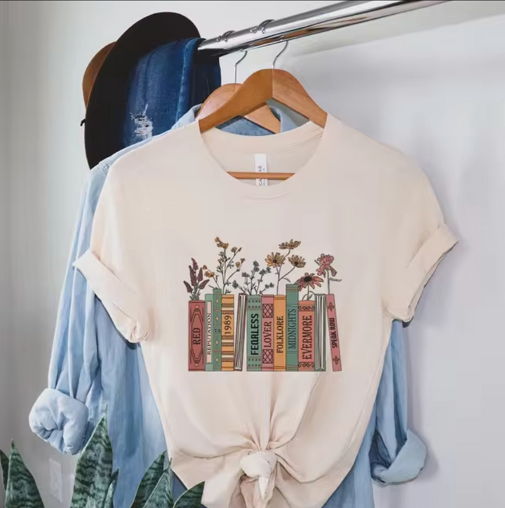Stilla | T shirt med bog og blomstermotiv