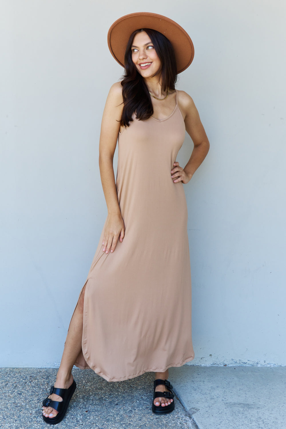 Stilla | Good Energy Full Size Cami Side Slit Maxi Kjole I Camel