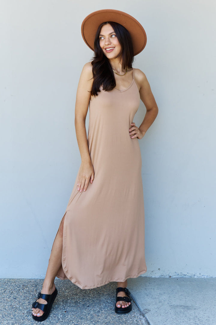 Stilla | Good Energy Full Size Cami Side Slit Maxi Kjole I Camel