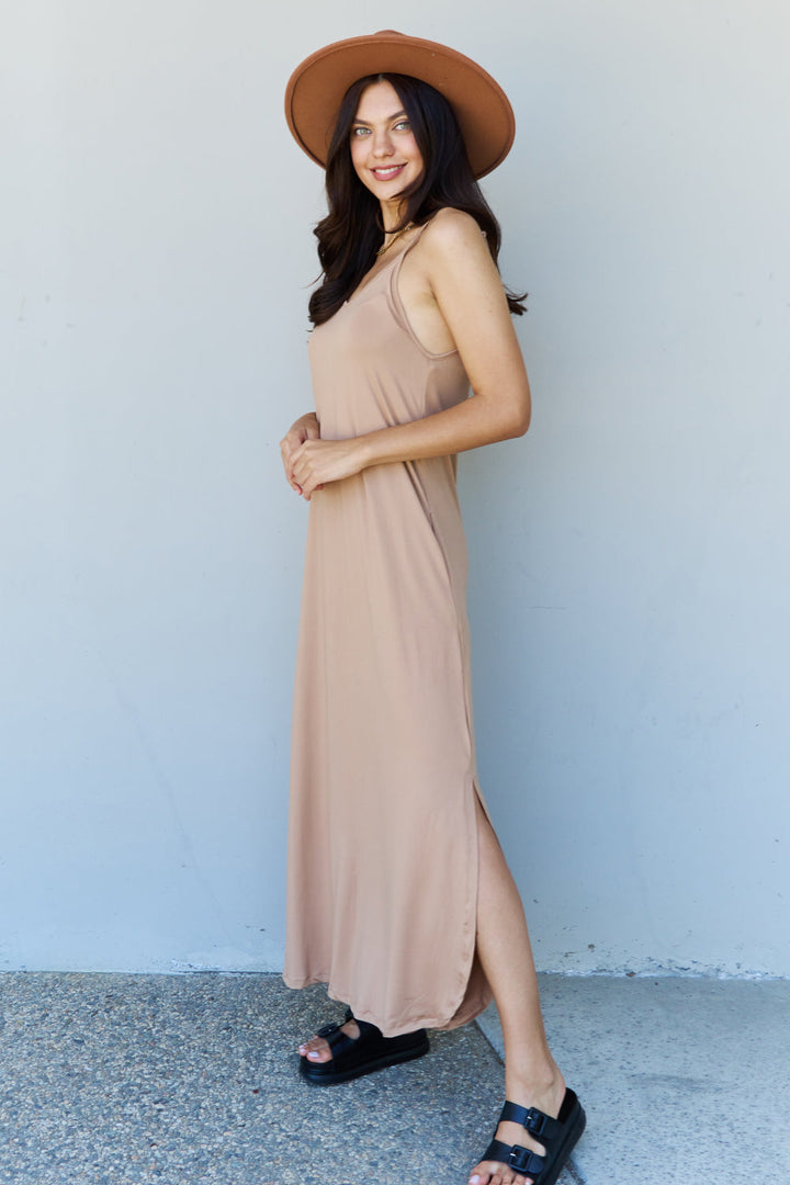 Stilla | Good Energy Full Size Cami Side Slit Maxi Kjole I Camel