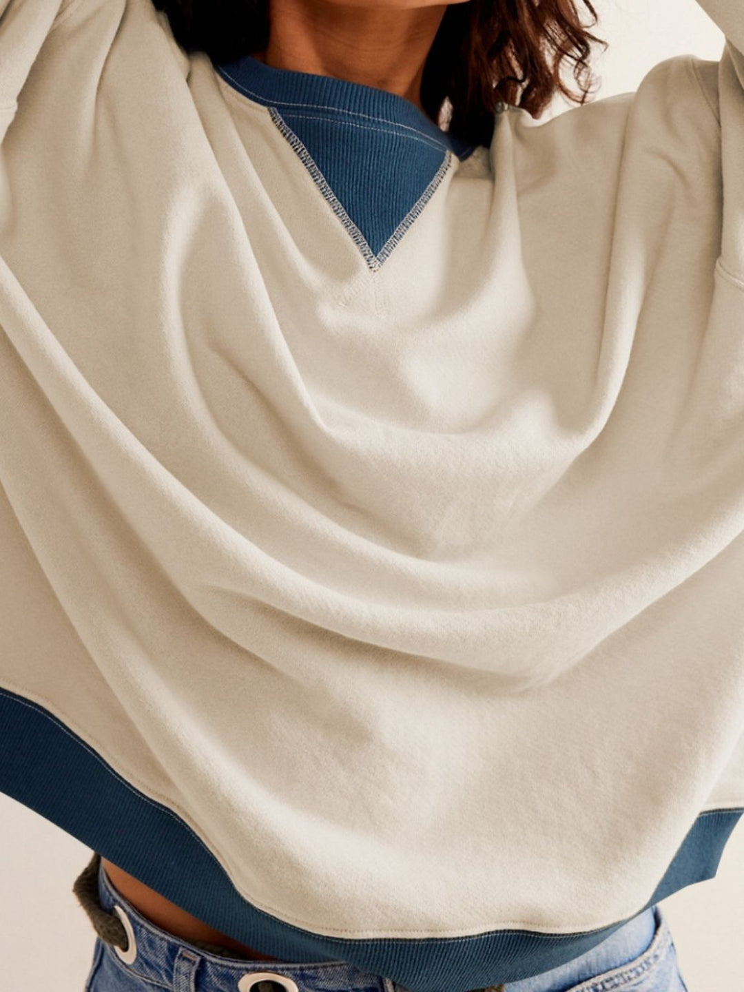 Stilla | Sweatshirt Med Kontrastfarvede Lange Ærmer og Nedfaldende Skuldre