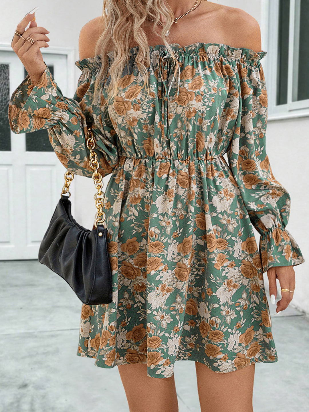 Stilla | Off-Shoulder Flounce Ærme Kjole