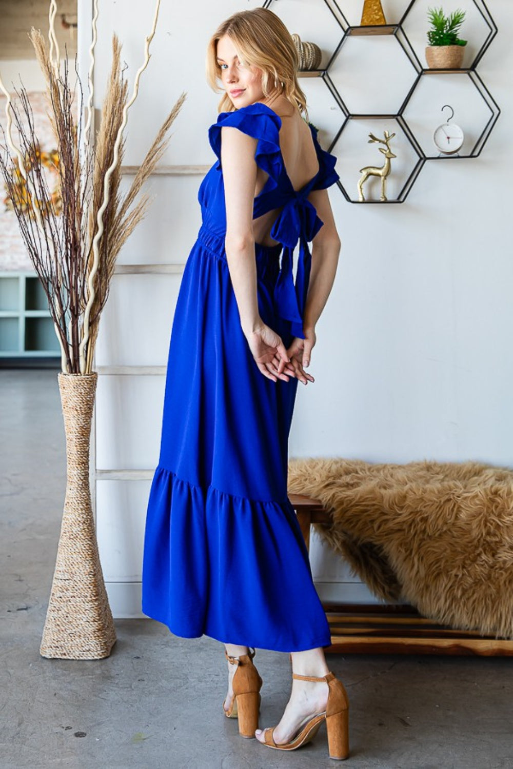 Stilla | J Tie Back Ærmeløs Ruffled Midi Kjole