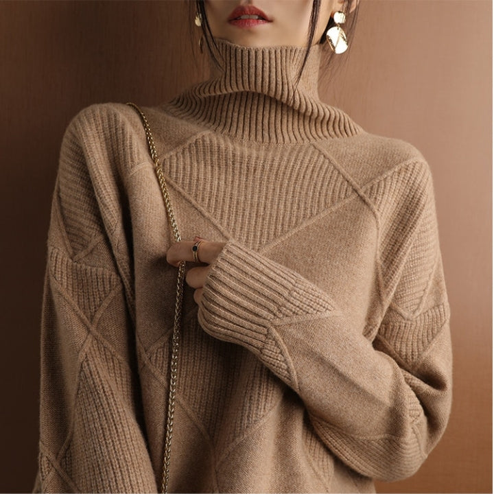 Eine Frau trägt einen braun Rollkragenpullover