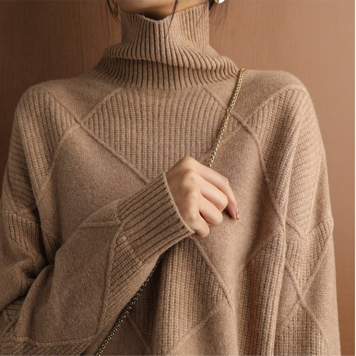 Eine Frau trägt einen braun Rollkragenpullover