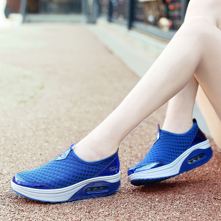 Dame nan komfortabel Slip-on kile sneakers med luftfjedret plateau og åndbart bikage mesh sko