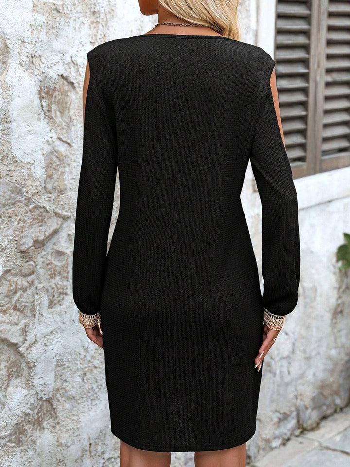 Stilla | Detalje V-hals Cold Shoulder Kjole