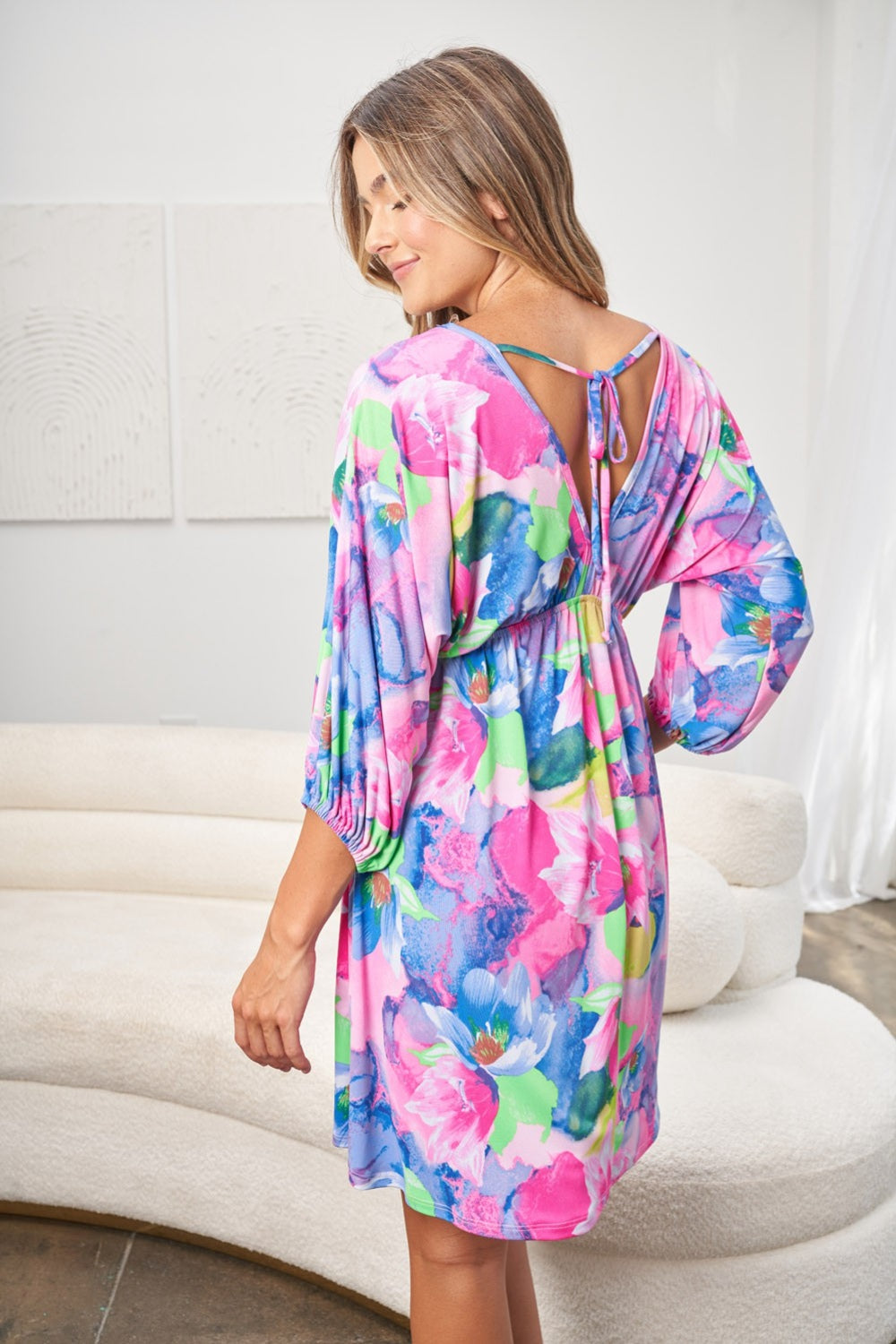 Stilla | Birch Full Size Printed V-hals Tie Back Mini Kjole