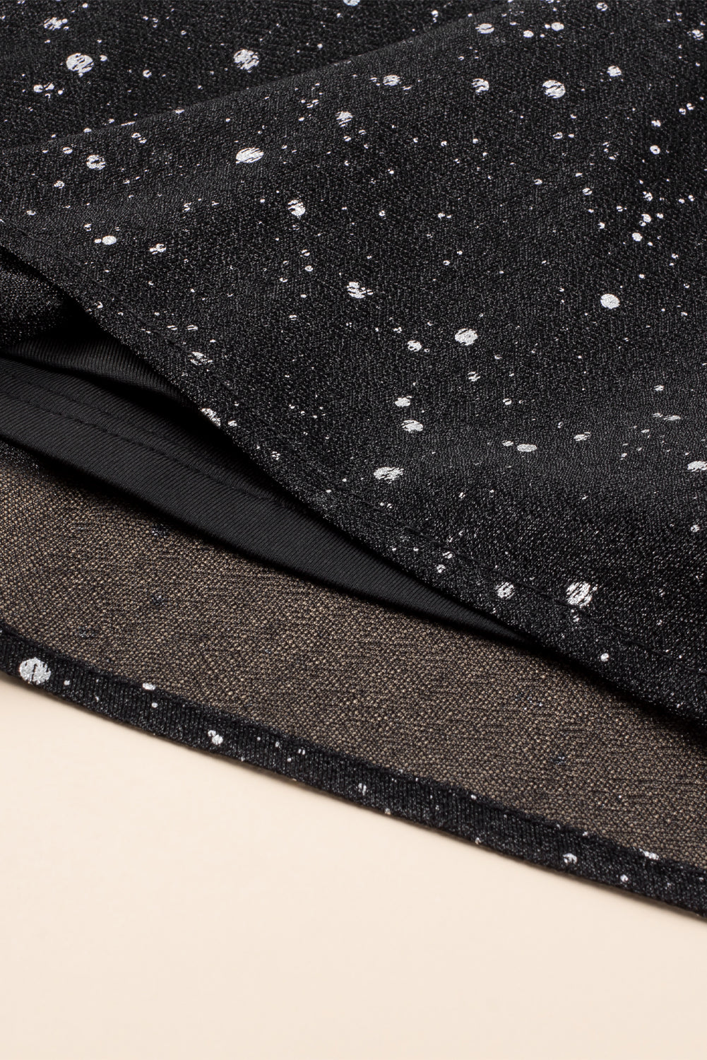 Stilla | Elegant sort glitrende kjole med mesh sene