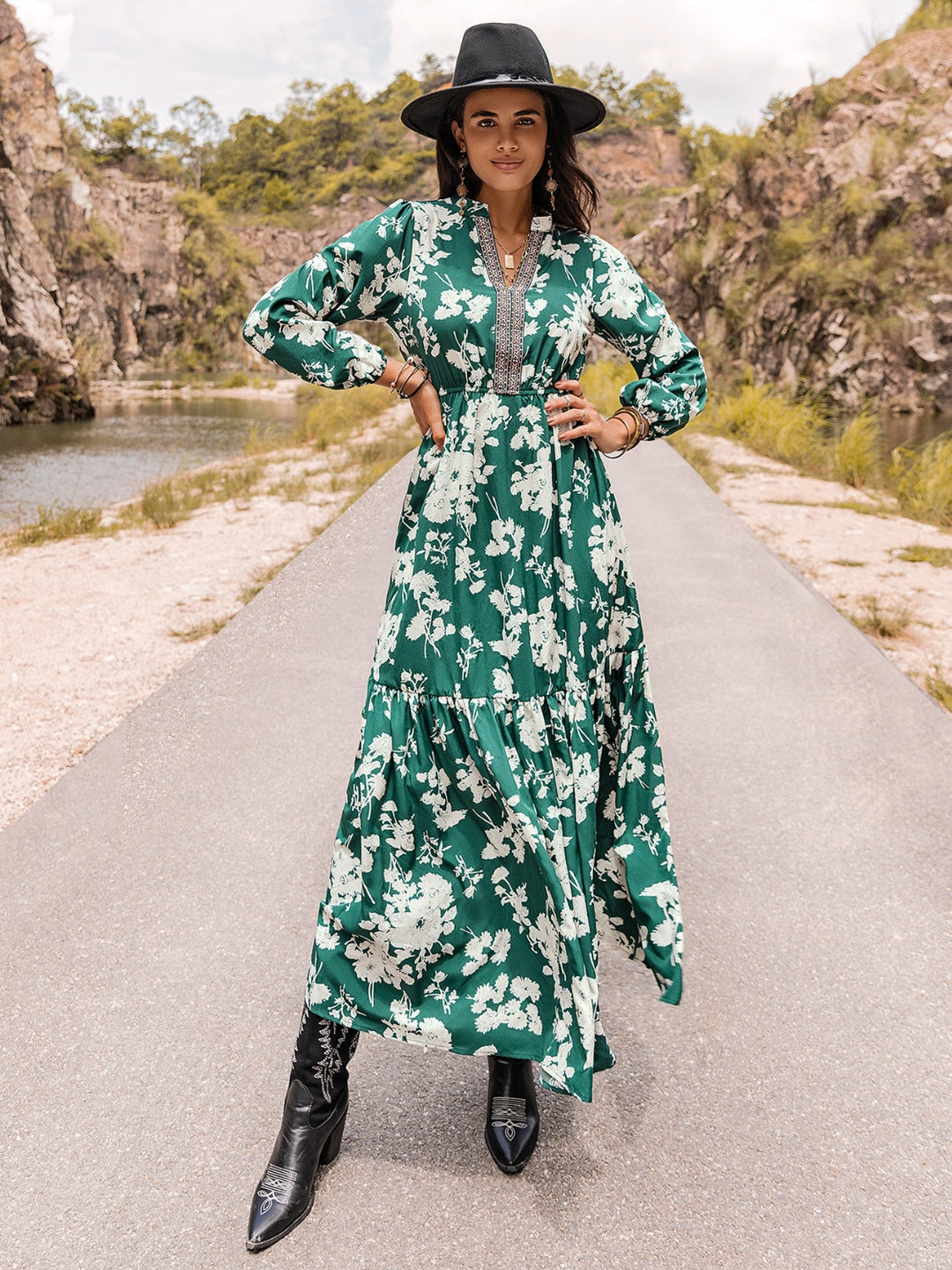 Stilla | Notched Neck Maxi Kjole